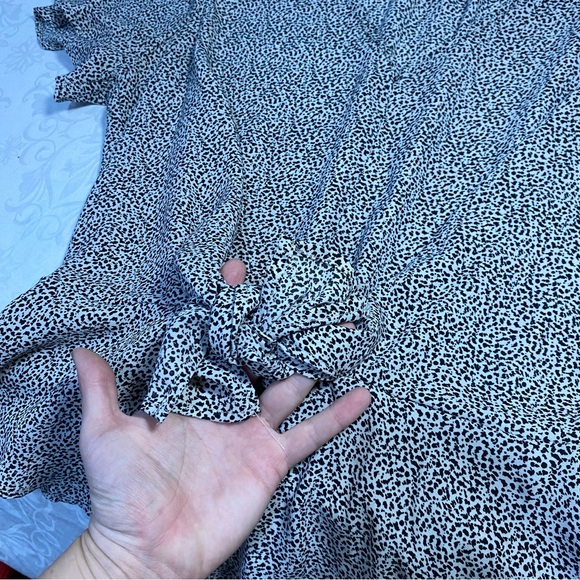 Flowy Lightweight Blouse Polka Dots Micro Animal Print Fitted V Neck Shortsleeve - Picture 8 of 9